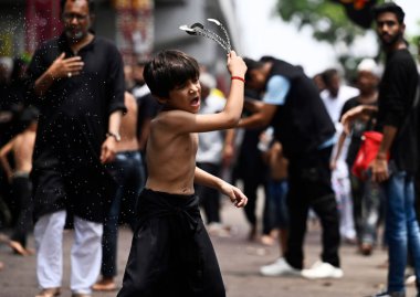 LUCKnow INDIA 29 Temmuz 2023 Şii Müslüman halkı Muharram alayı sırasında Karbala Savaşı 'nda şehit düşen İmam Hüseyin' e karşı Churi ka Matam 'ı sahneliyorlar.