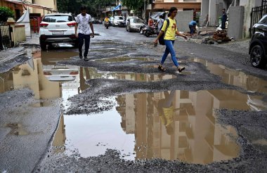 MUMBAI INDIA 29 HAZİRAN 2023 Çukur Manjrekar Yolu 'nda Andheri West' teki Apna Çarşısı 'nın yakınlarında 29 Temmuz 2023' te Hindistan 'da Vijay Bate Hindustan Times tarafından çekilmiştir.