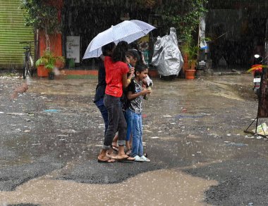 MUMBAI INDIA 29 HAZİRAN 2023 Raine Season 'un tadını çıkaran çocuklar Andheri West' te 29 Temmuz 2023, Mumbai Hindistan Fotoğraf Vijay Bate Hindustan Times