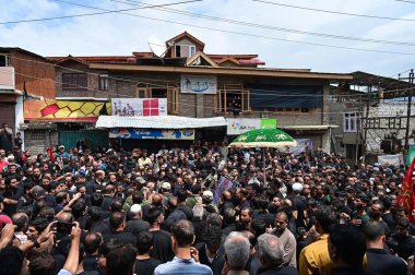 Hz. Muhammed 'in torunu İmam Hüseyin' in atı Zuljana 'yı sembolize eden 29 Temmuz 2023 tarihinde Muharram' ın onuncu gününde Bota Kadal bölgesinde düzenlenen Muharram geçit törenine katılan Şii yasını tutanlar, 29 Temmuz 2023 'te bir atın etrafında toplandılar. 