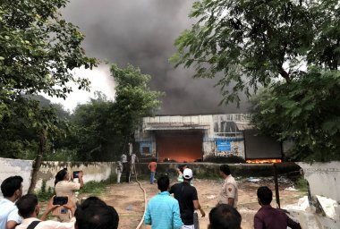 Gurugram Hindistan 'da 30 Temmuz 2023' te GURUGRAM INDIA 30 Temmuz 2023 'te Kherki Daula' da bisiklet frenli kablo kepçesinde yangın çıktı.