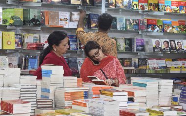 NEW DELHI INDIA 30 Temmuz 2023 'te Hindistan Ticaret Örgütü ITPOat tarafından düzenlenen 27. Delhi Kitap Fuarı' nı ziyaret eden insanlar, 30 Temmuz 2023 'te Yeni Delhi Hindistan' da Sonu Mehta Hindustan Times tarafından düzenlenen 11.