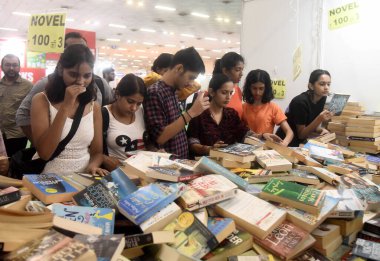 NEW DELHI INDIA 30 Temmuz 2023 'te Hindistan Ticaret Örgütü ITPOat tarafından düzenlenen 27. Delhi Kitap Fuarı' nı ziyaret eden insanlar, 30 Temmuz 2023 'te Yeni Delhi Hindistan' da Sonu Mehta Hindustan Times tarafından düzenlenen 11.