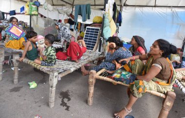YENİ DELHI INDIA 30 Temmuz 2023 Yamuna Nehri seli insanları etkiledi Mayur Vihar 'daki bir yardım kampında 30 Temmuz 2023' te Yeni Delhi Hindistan Fotoğrafı: Sonu Mehta Hindustan Times