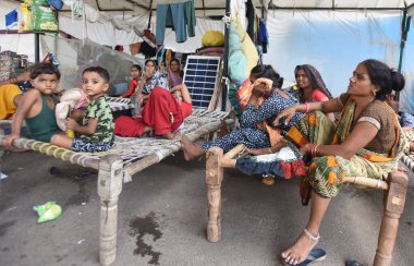 YENİ DELHI INDIA 30 Temmuz 2023 Yamuna Nehri seli insanları etkiledi Mayur Vihar 'daki bir yardım kampında 30 Temmuz 2023' te Yeni Delhi Hindistan Fotoğrafı: Sonu Mehta Hindustan Times