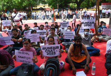 NEW DELHI INDIA 30 Temmuz 2023 Birlik Kamu Hizmeti Komisyonu UPSCaspirants, 30 Temmuz 2023 tarihinde Yeni Delhi Hindistan Pho 'da Jantar Mantar' da yapılacak CSAT sınavının durdurulmasını talep eden haksız Sivil Hizmetler Yetenek Testine karşı protesto düzenledi.