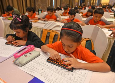 MUMBAI INDIA 30 Temmuz 2023 'te çeşitli okullardan 700' den fazla öğrenci bu mega yarışmaya katıldı. SIP Bölgesel Dahi Yarışması, Vile Parle 'daki konsantrasyon hafızası ve aritmetik becerilerini sergilemek için düzenlendi.