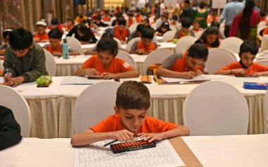 MUMBAI INDIA 30 Temmuz 2023 'te çeşitli okullardan 700' den fazla öğrenci bu mega yarışmaya katıldı. SIP Bölgesel Dahi Yarışması, Vile Parle 'daki konsantrasyon hafızası ve aritmetik becerilerini sergilemek için düzenlendi.