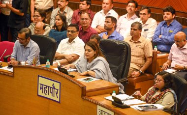 NEW DELHI INDIA 31 Temmuz 2023 Delhi Belediye Kuruluşu MCDMCD Başkanı Shelly Oberoi, 31 Temmuz 2023 'te Yeni Delhi' deki MCD Sivil Merkezi 'nde yapılan toplantıda Ev, her iki tarafın da yarattığı kargaşa nedeniyle bir sonraki tarihe ertelendi. 