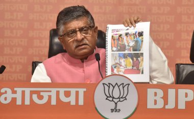 NEW DELHI, INDIA, 26 Temmuz 2023 Kıdemli BJP Lideri Ravi Shankar Prasad ve Gerçek Bulma Komitesi üyeleri 26 Temmuz 2023 'te Yeni Delhi, Hindistan' da BJP merkezinde düzenlenen basın toplantısında Mamata Banerjee 'nin içini yırtan bir pano buldular.