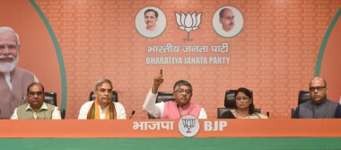 NEW DELHI, INDIA, 26 Temmuz 2023 Kıdemli BJP Lideri Ravi Shankar Prasad ve Gerçek Bulma Komitesi üyeleri 26 Temmuz 2023 'te Yeni Delhi, Hindistan' da BJP merkezinde düzenlenen basın toplantısında Mamata Banerjee 'nin içini yırtan bir pano buldular.