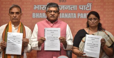 NEW DELHI, INDIA, 26 Temmuz 2023 Kıdemli BJP Lideri Ravi Shankar Prasad ve Gerçek Bulma Komitesi üyeleri 26 Temmuz 2023 'te Yeni Delhi, Hindistan' da BJP merkezinde düzenlenen basın toplantısında Mamata Banerjee 'nin içini yırtan bir pano buldular.