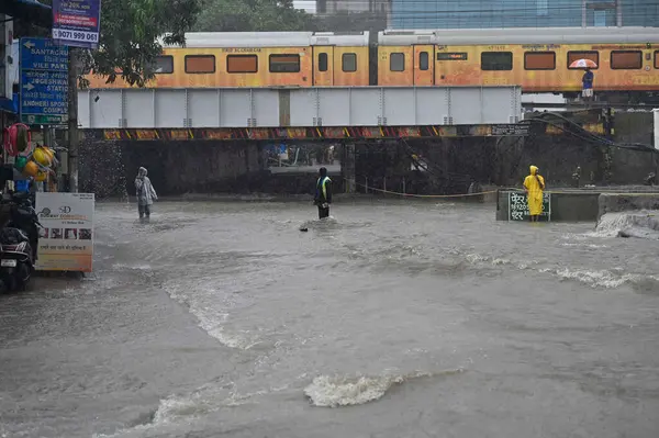 26 Temmuz 2023 'te Mumbai Hindistan' da muson yağmurları altında Andheri 'deki araçlar için 26 Temmuz 2023' te kapatıldı. Fotoğraf Vijay Bate Hindustan Times tarafından çekilmiştir.