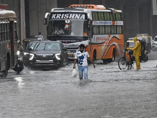 MUMBAI INDIA 26 Temmuz 2023 'te Jogeshwari' deki Batı Ekspres Otobanı 'nda 26 Temmuz 2023' te Vijay Bate Hindustan Times tarafından çekilmiştir.