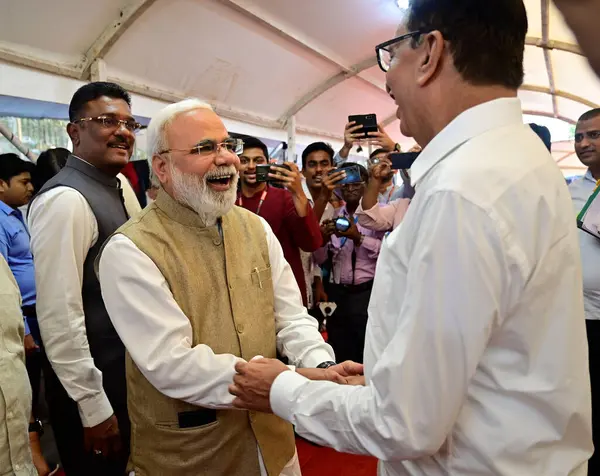 stock image MUMBAI INDIA JULY 28 2023 Vikas Mahante look alike of Shri Narendra Modi interacts with Balasaheb Thorat during the Maharashtra assembly monsoon session at Vidhan Bhavan on July 28 2023 in Mumbai India Photo by Anshuman Poyrekar Hindustan Times