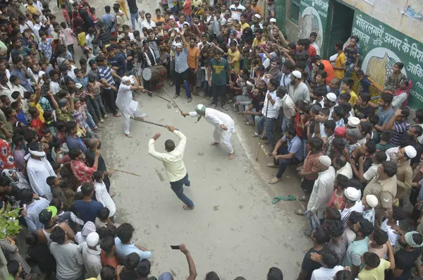 GHAZIABAD INDIA 29 Temmuz 2023 Şii Müslümanlar, 29 Temmuz 2023 'te Gaziabad Hindistan' da 4. koğuşta düzenlenen Muharram geçit törenine katıldılar. Ashura, Yaz Muhammed 'in orduları tarafından öldürülen Hz. Muhammed' in torunu İmam Hüseyin 'in yasını tutuyor.