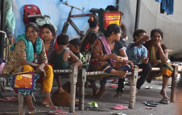 YENİ DELHI INDIA 30 Temmuz 2023 Yamuna Nehri seli insanları etkiledi Mayur Vihar 'daki bir yardım kampında 30 Temmuz 2023' te Yeni Delhi Hindistan Fotoğrafı: Sonu Mehta Hindustan Times