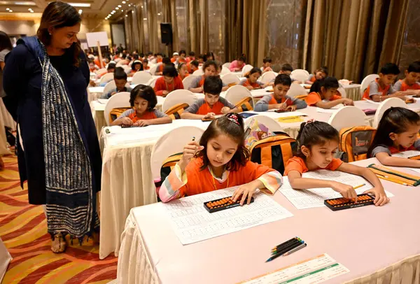 MUMBAI INDIA 30 Temmuz 2023 'te çeşitli okullardan 700' den fazla öğrenci bu mega yarışmaya katıldı. SIP Bölgesel Dahi Yarışması, Vile Parle 'daki konsantrasyon hafızası ve aritmetik becerilerini sergilemek için düzenlendi.