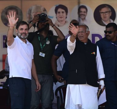 SEPTEMBER 23 Eylül 2024 Lok Sabha Rahul Gandhi Muhalefet Lideri, 23 Eylül 2024 tarihinde Srinagar Hindistan 'da Waseem Andrabi' nin hazırladığı Srinagar 'da düzenlenen seçim kampanyası mitingine katılmak üzere geldiğinde kalabalığa el sallıyor. 