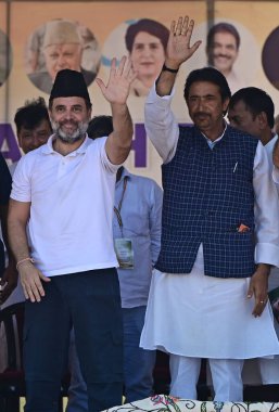 SEPTEMBER 23 Eylül 2024 Lok Sabha Rahul Gandhi Muhalefet Lideri, 23 Eylül 2024 tarihinde Srinagar Hindistan 'da Waseem Andrabi' nin hazırladığı Srinagar 'da düzenlenen seçim kampanyası mitingine katılmak üzere geldiğinde kalabalığa el sallıyor. 