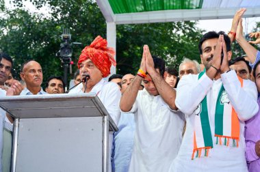 GURUGRAM INDIA 23 Eylül 2024 Eski Haryana Genel Sekreteri Bhupinder Singh Hooda ve Badshahpur Haryana Meclis seçimlerinden milletvekili adayı Vardhan Yadav, Bakhtawar Bhawan Jhar 'daki seçim kampanyası sırasında halka hitaben bir konuşma yaptı.