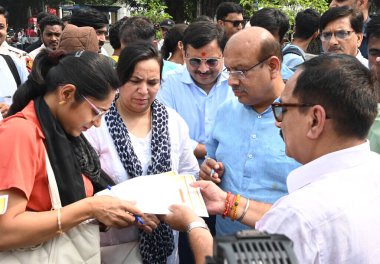 NEW DELHI INDIA SEPTEMBER 23 Eylül 2024 Delhi BJP Başkanı Virendra Sachdeva & LOP meclis Vijender Gupta ve MLA 'lar Janta Ka Mudda Assembly Mein Campaign' i 23 Eylül 2024 tarihinde Yeni Delhi Hindistan 'daki Palika Market' in önünde hizmete soktu.