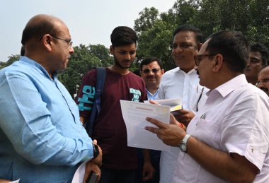 NEW DELHI INDIA SEPTEMBER 23 Eylül 2024 Delhi BJP Başkanı Virendra Sachdeva & LOP meclis Vijender Gupta ve MLA 'lar Janta Ka Mudda Assembly Mein Campaign' i 23 Eylül 2024 tarihinde Yeni Delhi Hindistan 'daki Palika Market' in önünde hizmete soktu.