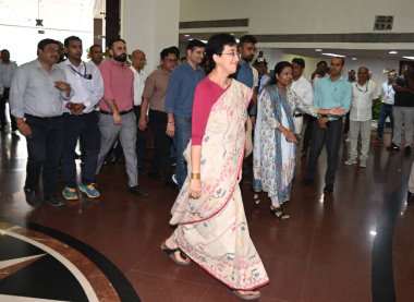 Yeni DELHI INDIA 23 SEPTEMBER 2024 Delhi 'nin yeni atanan başbakanı Atishi resmi olarak 23 Eylül 2024 tarihinde Delhi Sekreterliği görevini üstlenmek için Yeni Delhi Hindistan Atishi' nin sekizinci başkanı olarak yemin etti.