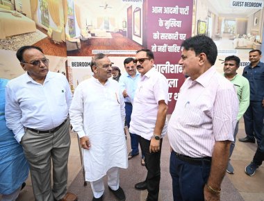 NEW DELHI INDIA 23 EPTEMBER 23 2024 Virendra Sachdeva Delhi BJP Başkanı LOP Vijender Gupta ile birlikte 23 Eylül 2024 tarihinde Sanchit Khanna H tarafından Yeni Delhi Hindistan 'da bir kampanya başlatılırken Janta Ka Mudda Assembly Mein