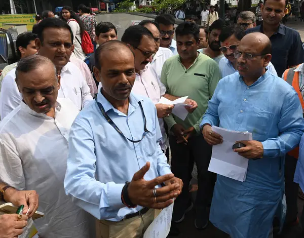 NEW DELHI INDIA SEPTEMBER 23 Eylül 2024 Delhi BJP Başkanı Virendra Sachdeva & LOP meclis Vijender Gupta ve MLA 'lar Janta Ka Mudda Assembly Mein Campaign' i 23 Eylül 2024 tarihinde Yeni Delhi Hindistan 'daki Palika Market' in önünde hizmete soktu.