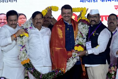 NAVI MUMBAI INDIA SEPTEMBER 25 Eylül 2024 Maharashtra Dy CM Devendra Fadnavis Geç Mathadi Lideri Annasaheb Patil 'in 91. Doğum yıldönümü münasebetiyle 25 Eylül 2024 tarihinde Navi Mumbai Hindistan' da 91. doğum yıldönümü kutlamasında APMC Onion Patates Pazarı Vashi 'de gerçekleştirildi.