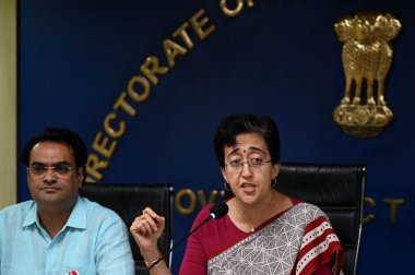 NEW DELHI INDIA SEPTEMBER 25 Eylül 2024 Delhi Başkanı Atishi Delhi Kabine Bakanı Mukesh Kumar Ahlawat ile birlikte 25 Eylül 2024 tarihinde Delhi Sekreterliği 'nde düzenlediği basın toplantısında Arvind Kejr liderliğindeki Arvind Kejr' in