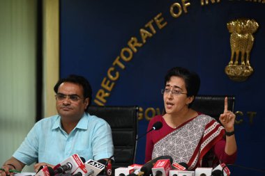NEW DELHI INDIA SEPTEMBER 25 Eylül 2024 Delhi Başkanı Atishi Delhi Kabine Bakanı Mukesh Kumar Ahlawat ile birlikte 25 Eylül 2024 tarihinde Delhi Sekreterliği 'nde düzenlediği basın toplantısında Arvind Kejr liderliğindeki Arvind Kejr' in