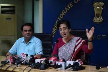 NEW DELHI INDIA SEPTEMBER 25 Eylül 2024 Delhi Başkanı Atishi Delhi Kabine Bakanı Mukesh Kumar Ahlawat ile birlikte 25 Eylül 2024 tarihinde Delhi Sekreterliği 'nde düzenlediği basın toplantısında Arvind Kejr liderliğindeki Arvind Kejr' in