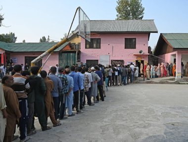 25 Eylül 2024 tarihinde SRINAGAR Hindistan 'da yapılan 25 Eylül 2024 seçimlerinin ikinci safhasında Jammu ve Kashmir seçim sandıklarının ikinci safhasında oy kullanmak için sandık başına gitti.