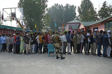 25 Eylül 2024 tarihinde SRINAGAR Hindistan 'da yapılan 25 Eylül 2024 seçimlerinin ikinci safhasında Jammu ve Kashmir seçim sandıklarının ikinci safhasında oy kullanmak için sandık başına gitti.
