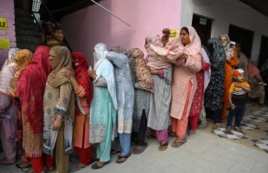 25 Eylül 2024 tarihinde SRINAGAR Hindistan 'da yapılan 25 Eylül 2024 seçimlerinin ikinci safhasında Jammu ve Kashmir seçim sandıklarının ikinci safhasında oy kullanmak için sandık başına gitti.