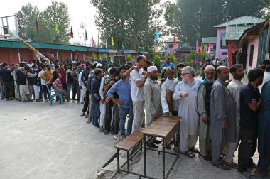 25 Eylül 2024 tarihinde SRINAGAR Hindistan 'da yapılan 25 Eylül 2024 seçimlerinin ikinci safhasında Jammu ve Kashmir seçim sandıklarının ikinci safhasında oy kullanmak için sandık başına gitti.