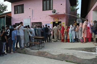 25 Eylül 2024 tarihinde SRINAGAR Hindistan 'da yapılan 25 Eylül 2024 seçimlerinin ikinci safhasında Jammu ve Kashmir seçim sandıklarının ikinci safhasında oy kullanmak için sandık başına gitti.