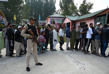 25 Eylül 2024 tarihinde SRINAGAR Hindistan 'da yapılan 25 Eylül 2024 seçimlerinin ikinci safhasında Jammu ve Kashmir seçim sandıklarının ikinci safhasında oy kullanmak için sandık başına gitti.