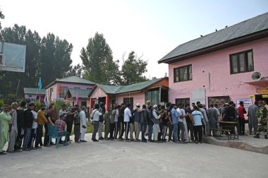 25 Eylül 2024 tarihinde SRINAGAR Hindistan 'da yapılan 25 Eylül 2024 seçimlerinin ikinci safhasında Jammu ve Kashmir seçim sandıklarının ikinci safhasında oy kullanmak için sandık başına gitti.