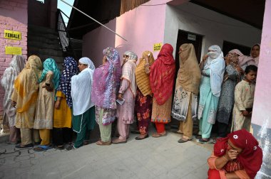 25 Eylül 2024 tarihinde SRINAGAR Hindistan 'da yapılan 25 Eylül 2024 seçimlerinin ikinci safhasında Jammu ve Kashmir seçim sandıklarının ikinci safhasında oy kullanmak için sandık başına gitti.
