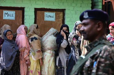 25 Eylül 2024 tarihinde SRINAGAR Hindistan 'da yapılan 25 Eylül 2024 seçimlerinin ikinci safhasında Jammu ve Kashmir seçim sandıklarının ikinci safhasında oy kullanmak için sandık başına gitti.