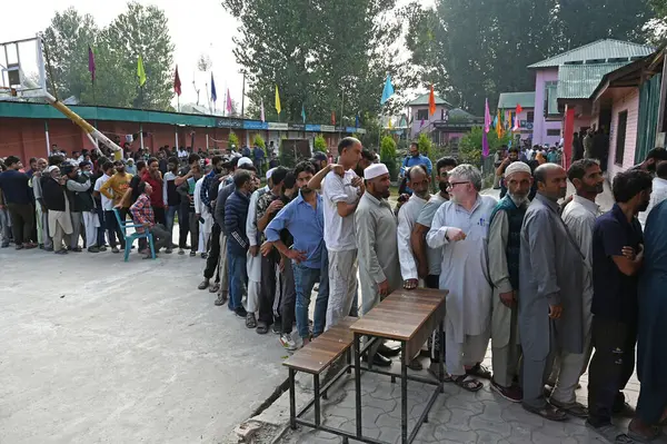 25 Eylül 2024 tarihinde SRINAGAR Hindistan 'da yapılan 25 Eylül 2024 seçimlerinin ikinci safhasında Jammu ve Kashmir seçim sandıklarının ikinci safhasında oy kullanmak için sandık başına gitti.