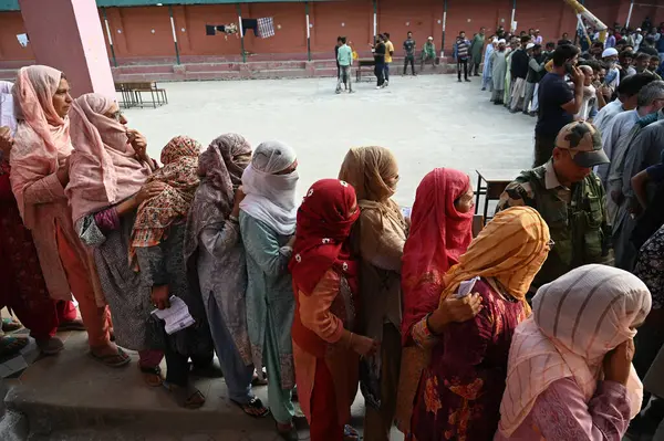 25 Eylül 2024 tarihinde SRINAGAR Hindistan 'da yapılan 25 Eylül 2024 seçimlerinin ikinci safhasında Jammu ve Kashmir seçim sandıklarının ikinci safhasında oy kullanmak için sandık başına gitti.