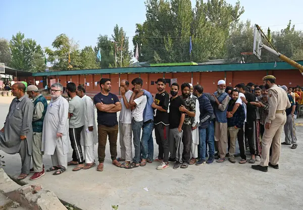 25 Eylül 2024 tarihinde SRINAGAR Hindistan 'da yapılan 25 Eylül 2024 seçimlerinin ikinci safhasında Jammu ve Kashmir seçim sandıklarının ikinci safhasında oy kullanmak için sandık başına gitti.