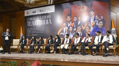 NEW DELHI INDIA 25 SEPTEMBER 25 2024 Satranç oyuncuları Srinath Narayanan Praggnanandhaa R Gukesh D Vaisbabu Rameshbabu Harika Dronavalli ve diğer oyuncular bir kutlama programı sırasında 45. FIDE Satranç Olimpiyatları 'nda altın madalya için poz verdiler