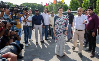 NEW DELHI INDIA SEPTEMBER 26 Eylül 2024 Delhi Genel Sekreteri Atishi, Delhi Meclisi 'nin 26 Eylül 2024 tarihli iki günlük özel oturumuna katılmak üzere Vidhan Sabha' ya geldi. 