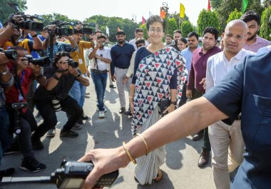 NEW DELHI INDIA SEPTEMBER 26 Eylül 2024 Delhi Genel Sekreteri Atishi, Delhi Meclisi 'nin 26 Eylül 2024 tarihli iki günlük özel oturumuna katılmak üzere Vidhan Sabha' ya geldi. 