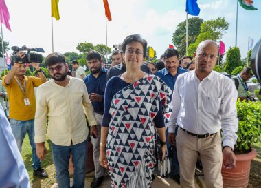 NEW DELHI INDIA SEPTEMBER 26 Eylül 2024 Delhi Genel Sekreteri Atishi, Delhi Meclisi 'nin 26 Eylül 2024 tarihli iki günlük özel oturumuna katılmak üzere Vidhan Sabha' ya geldi. 